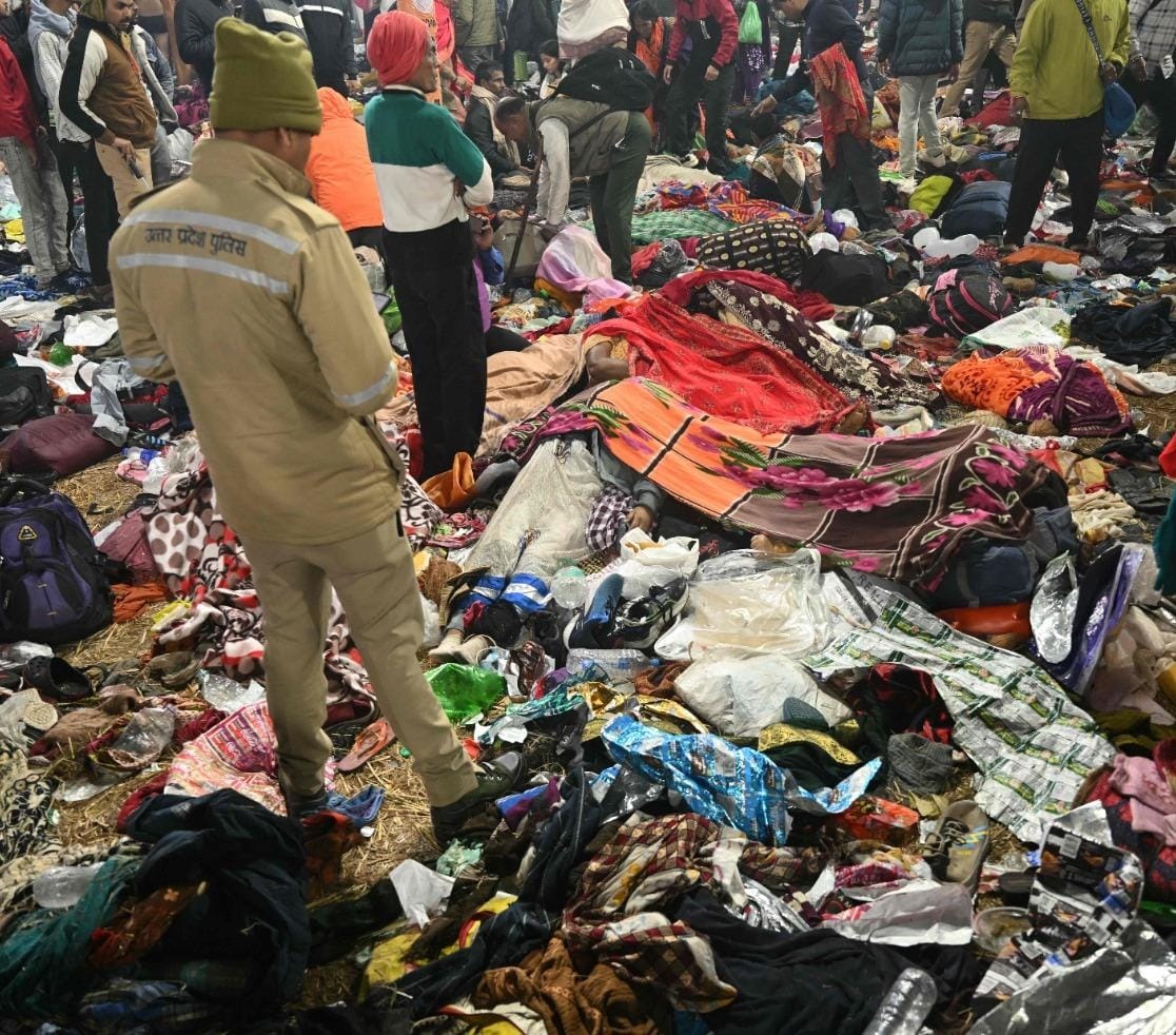 प्रयागराज महाकुंभ 2025: मौनी अमावस्या पर भगदड़ से कई श्रद्धालुओं की मौत प्रयागराज में चल रहे महाकुंभ 2025 के दौरान मौनी अमावस्या (29 जनवरी) की सुबह एक भीषण भगदड़ की घटना हुई, जिसमें कई श्रद्धालुओं की मौत हो गई और सैकड़ों लोग घायल हो गए। यह घटना संगम तट पर हुई, जहां करोड़ों श्रद्धालु पवित्र स्नान के लिए एकत्र हुए थे। इस घटना के बाद अखाड़ों ने मौनी अमावस्या का अमृत स्नान रद्द कर दिया। घटना का विवरण मौनी अमावस्या के दिन सुबह करीब 1:30 बजे संगम तट पर भारी भीड़ जमा हो गई। अचानक एक अफवाह फैलने के बाद भगदड़ मच गई। बैरिकेड टूटने से कई लोग गिर गए और भीड़ उन पर से गुजरने लगी। इस दौरान कई श्रद्धालु बेहोश हो गए और कुछ की मौत हो गई। घायलों को तुरंत स्वरूपरानी नेहरू अस्पताल और बेली अस्पताल में भर्ती कराया गया। प्रशासन के अनुसार, इस घटना में 17 लोगों की मौत की पुष्टि हुई है, जबकि 50 से अधिक लोग घायल हुए हैं। हालांकि, आधिकारिक तौर पर मृतकों की संख्या की पुष्टि अभी नहीं की गई है। प्रशासन और अखाड़ों की प्रतिक्रिया घटना के बाद अखिल भारतीय अखाड़ा परिषद के अध्यक्ष महंत रविंद्र पुरी ने मौनी अमावस्या का अमृत स्नान रद्द करने की घोषणा की। उन्होंने कहा, "आज सुबह जो हुआ, वह दुर्भाग्यपूर्ण है। हमारे सभी संत और साधु स्नान के लिए तैयार थे, लेकिन इस घटना के बाद हमने अमृत स्नान रद्द करने का फैसला किया है।" प्रधानमंत्री नरेंद्र मोदी ने उत्तर प्रदेश के मुख्यमंत्री योगी आदित्यनाथ से बात करके तत्काल राहत और बचाव कार्य शुरू करने के निर्देश दिए। गृह मंत्री अमित शाह ने भी स्थिति पर नजर रखते हुए हर संभव मदद का आश्वासन दिया। भगदड़ के कारण प्रारंभिक जांच के अनुसार, संगम तट पर भारी भीड़ के कारण बैरिकेड टूट गए, जिससे लोगों के गिरने और भगदड़ जैसी स्थिति उत्पन्न हो गई। इसके अलावा, अफवाहों ने भी हालात को बिगाड़ने में भूमिका निभाई। प्रशासन की ओर से किए गए उपाय घटना के बाद प्रशासन ने संगम तट पर NSG कमांडो और अतिरिक्त सुरक्षा बलों की तैनाती की। साथ ही, श्रद्धालुओं को संगम क्षेत्र में प्रवेश पर रोक लगा दी गई। बस स्टैंड और रेलवे स्टेशन से आने वाले श्रद्धालुओं को अन्य घाटों पर स्नान करने के लिए भेजा जा रहा है। प्रयागराज आने वाली ट्रेनों को देरी से लाने के निर्देश दिए गए हैं, ताकि संगम क्षेत्र पर भीड़ का दबाव कम किया जा सके। संतों और आध्यात्मिक गुरुओं की अपील आध्यात्मिक गुरु देवकीनंदन ठाकुर ने श्रद्धालुओं से अपील की कि वे संगम क्षेत्र में न आएं। उन्होंने कहा, "पूरी गंगा और यमुना की धारा में अमृत बह रहा है। आप कहीं भी स्नान कर सकते हैं, यह जरूरी नहीं कि संगम में ही डुबकी लगाई जाए।" महाकुंभ 2025 का महत्व महाकुंभ हर 12 साल में आयोजित होने वाला विश्व का सबसे बड़ा धार्मिक समागम है। इस बार का महाकुंभ और भी खास है क्योंकि इसमें 'त्रिवेणी योग' जैसा दुर्लभ खगोलीय संयोग बन रहा है, जो 144 साल में एक बार होता है। मौनी अमावस्या का स्नान महाकुंभ का सबसे महत्वपूर्ण अनुष्ठान माना जाता है।