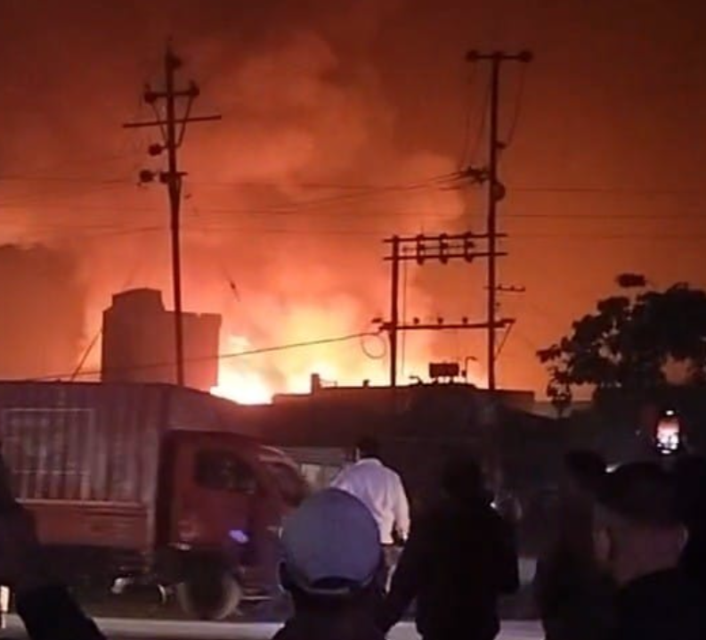 Katihar: कुर्सेला हटिया बाजार में भीषण आग, दर्जनों दुकानें जलकर राख