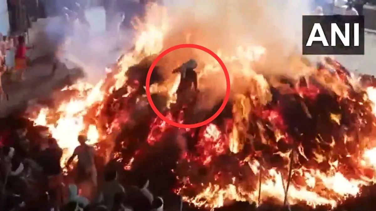 Mathura: अनोखी परंपरा-प्रह्लाद बनकर होलिका की अग्नि से गुजरा युवक