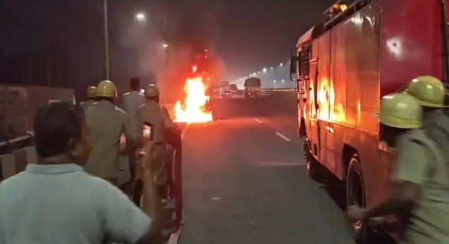 West Bengal highway vehicle fire